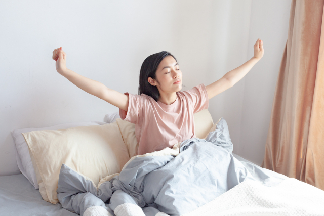 伸びをする人の画像